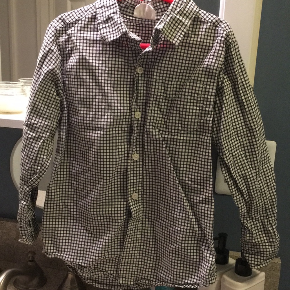 Boys sz 5-6 white/black check top, Crazy 8, EUC